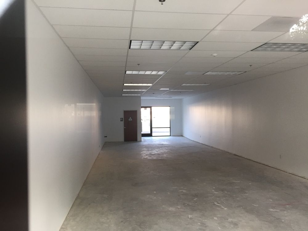 Retail For Lease: 213 W 8th St, Hanford, CA 93230